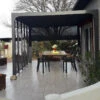 Pergola Bioclimatique Alu Anthracite 10,80m² Toit Avec Lames Ovales Alu + 5 Panneaux Moucharabieh + 1 Rideau Gris – HABRITA