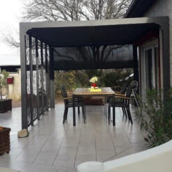 Pergola Bioclimatique Alu Anthracite 10,80m² Toit Avec Lames Ovales Alu + 5 Panneaux Moucharabieh + 1 Rideau Gris – HABRITA