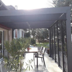 Pergola Bioclimatique Alu Anthracite 10,80m² Toit Avec Lames Ovales Alu + 5 Panneaux Moucharabieh + 1 Rideau Gris – HABRITA -Mobilier De Jardin pergola bioclimatique alu anthracite 1080m toit avec lames ovales alu 5 panneaux moucharabieh 1 rideau gris habrita 5